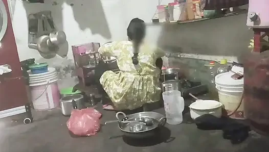 Büyük memeli baldızın yarağını emiyor ve domaltarak götten sikiliyor kovboy kız Hintçe ses kaydı