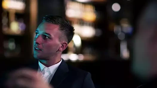 Stripperin extrem im Club gefickt