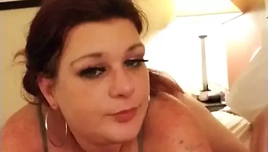 Boğazına boşalmak ve emmeye devam ediyor