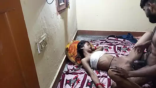 Hintli genç köylü evli kadın geceleri çıplak seks yapıyor