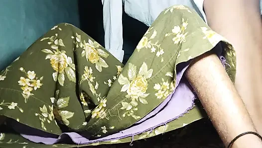 Seksi Hintli öğretmen öğrenci tarafından eğitim odasında sikiliyor Hintçe ses