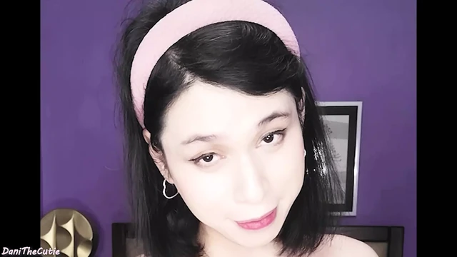 Хорошенькая транссектуалка DaniTheCutie смазывает себя в этом развлечении, обычная инструкция по дрочке