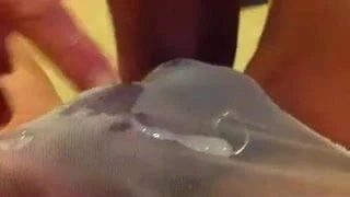 Adam külot ile yeni beyaz transparan çorap içinde mastürbasyon