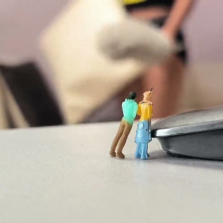 Dev yanlışlıkla minik insanlara oturuyor