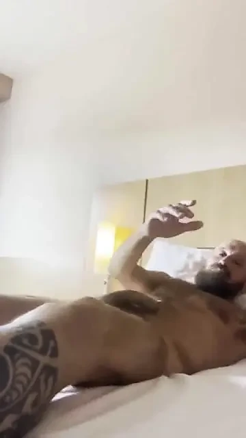 Hugot 93 yatakta eğleniyor