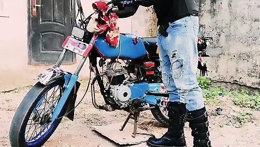 Bisiklette ayakta seks - minyon motorcu gangster umumi garajda erkeğini sikiyor
