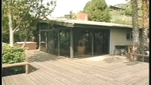Muhteşem tatlı kızlar sert sikilmeden önce büyük bir direği emiyor