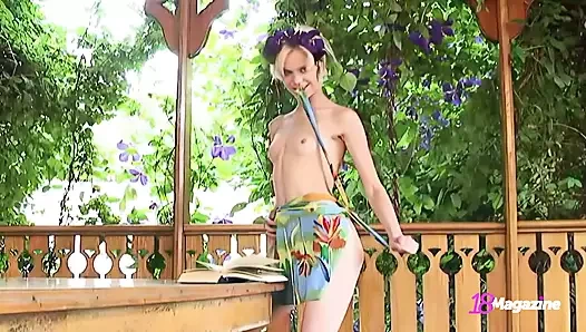 Şımarık boobed karma eğitim yapan ana fey göğüsleri ve amıyla oynuyor!