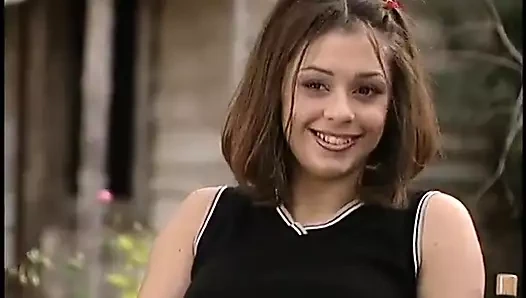 Tatlı yüzlü hatun salıncağa oturuyor ve oyunu oynamaya hazırlanıyor