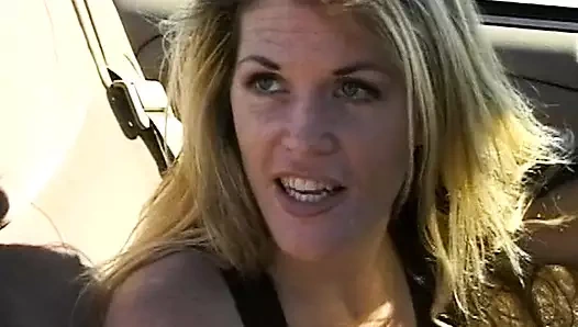 Ateşli Alman genç kız fışkırtırken göt deliğinden sert sikiliyor