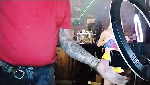 Sıkılmış ve görmezden gelinmiş. Barda kapatma zamanı.