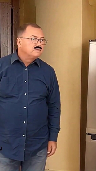 TORCELINI VE HIZMETÇI. Bulaşıkları parçalıyor ve bahşiş için soyunuyor. Hizmetçi bulaşıkları yıkıyor. TAM VIDEO | Klip 1