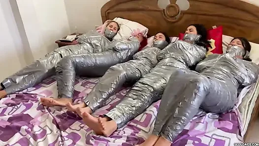 5 mumyalanmış kız boğuşuyor ve ağzı tıkalı!