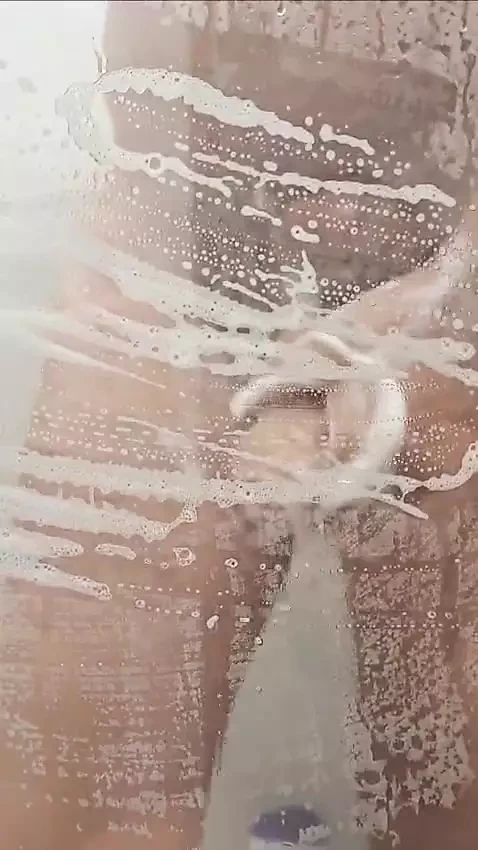 Моя сводная сестра снимает меня на видео, пока я принимает душ, не осознавая этого