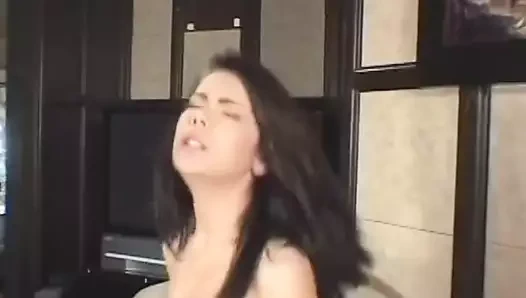 Sıcak damızlık sikikleri ve creams sevimli horoz emme esmer genç sonra krem ona