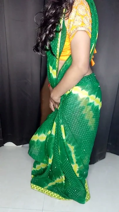 Üvey annemin sari ve seksi saten minyonlarını seviyorum | Klip 1