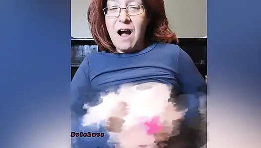 Seks oyuncağı genç erkek avcısı amcığını sikiyor ve emiyor