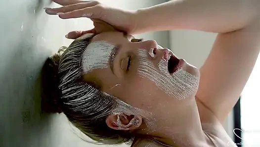 Çıplak başrolde Charlie Forde