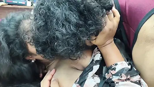 Mallu çift yatak odasında elbise çıkarma ve göğüslerle öpüşme ateşli desi romantizmi evde emiyor