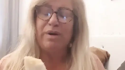 Fina amına muz sokuyor. Tadıyor ve mastürbasyon yapıyor, çok azgın!