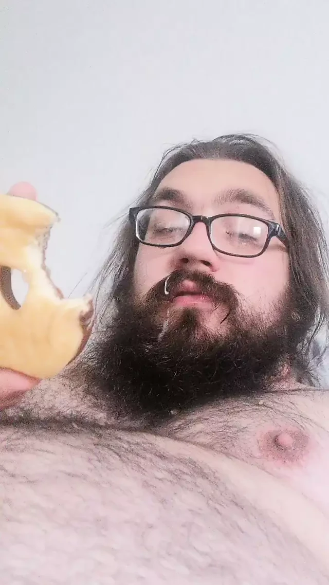 Şişman adam şişmanlamaktan bahsediyor, donut yiyor ve son çöreğine boşalıyor ve onu yiyor