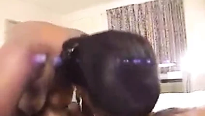 Yüzündeki kamerayı sevmiyor.