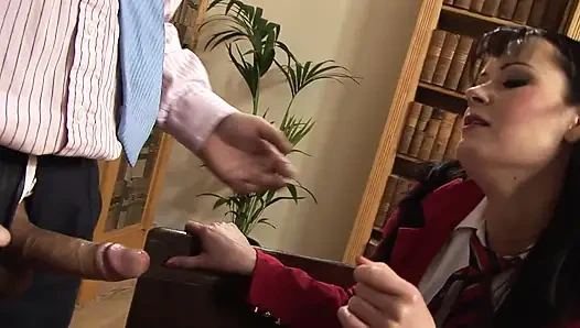 Üniversite üniformalı büyük memeli esmer sınıfta sikişiyor