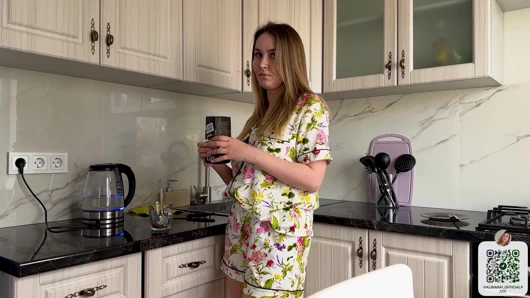 Üvey anne kocasının yatağında üvey oğluyla sert seksi reddetmedi