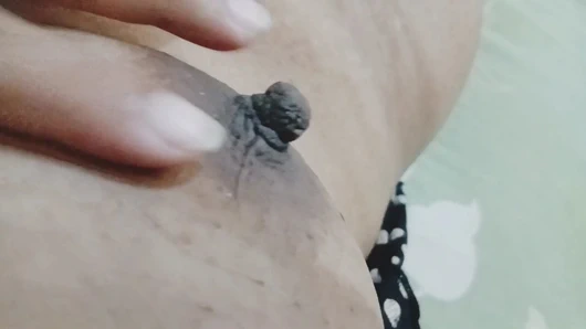 Erkek arkadaşım beni yalnız bıraktı ateşli amcığıma mastürbasyon yapmaya başladım