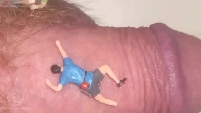 Minik parazit adamlar Jules'un yarağının üzerinde yakalandı! Onlardan nasıl kurtulup cezalandırdığını görün:)