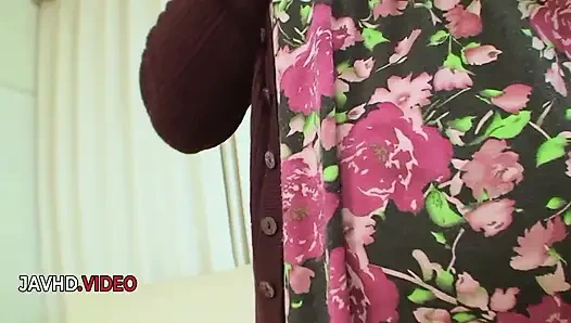 Tombul Japon güzel kıllı amcık tamamen döllenmeyi istiyor ve sonra karşı konulmaz elle muamele çekiyor