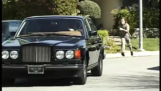 Seksi göğüsler ve kırmızı elbise ile sapıkça sarışın oturma odasında becerdin alır