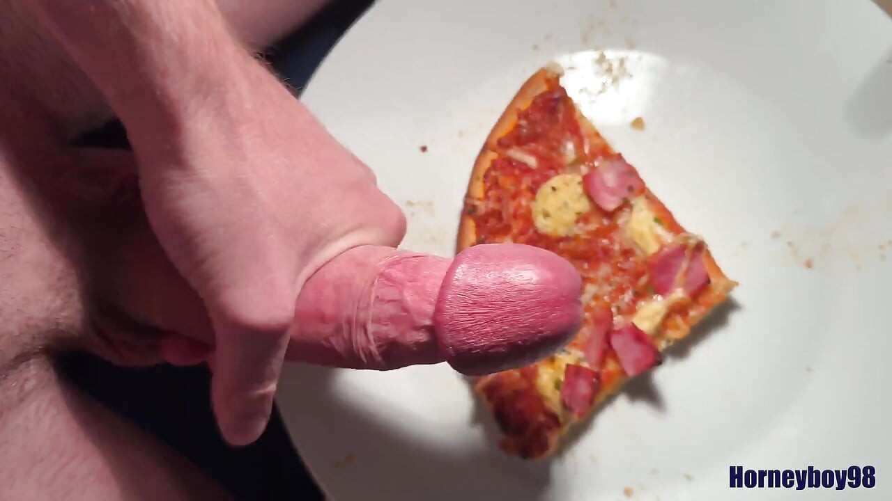 Twink pizzasına sıçratıyor