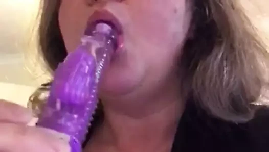 Brezilyalı sürtük emme bir vibratör ve Başlarken ona memeler dışarı