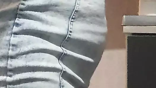 Mükemmel yuvarlak götlü üvey anne üvey oğlunun önünde değişiyor