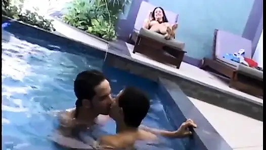 Büyük memeli bebek biseksüel üçlü sekste tahrik oluyor