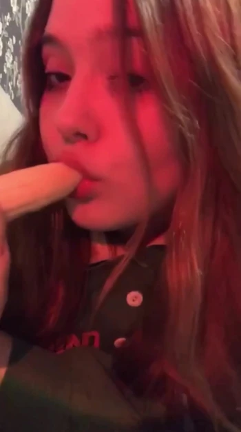 Ей всего 18 лет, но она сосет, как настоящий профи