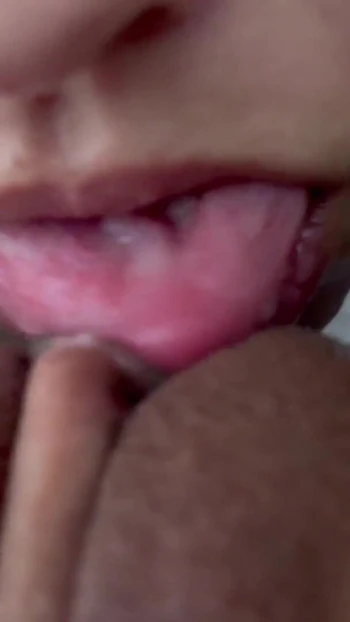 Мощный момент из "Я занимаюсь любовью с ней с помощью своего языка: в видео от первого лица в постели с моей подругой, медленное, интимное и вкусное"