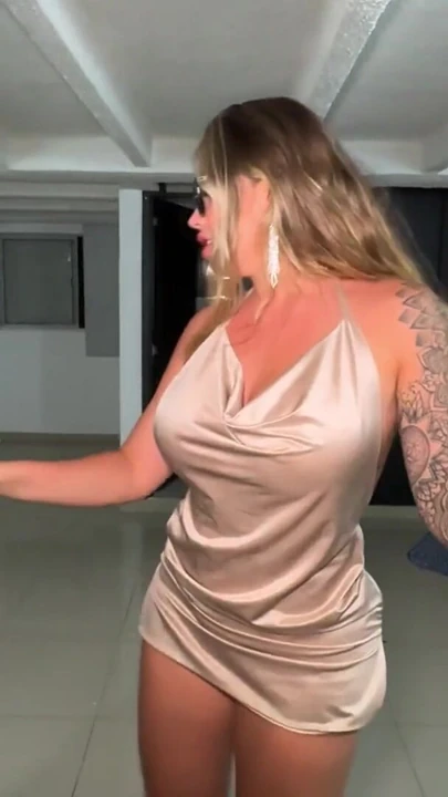 Seksi ve sürtük emlakçı müşterisini sikiyor - sara blonde | Klip 1