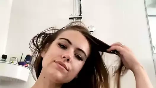 Büyük götlü harika götlü beyaz kız duşta