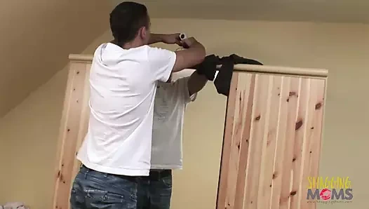 Sarışın iri güzel kadın sikilmeden önce olgun amcığını yalıyor