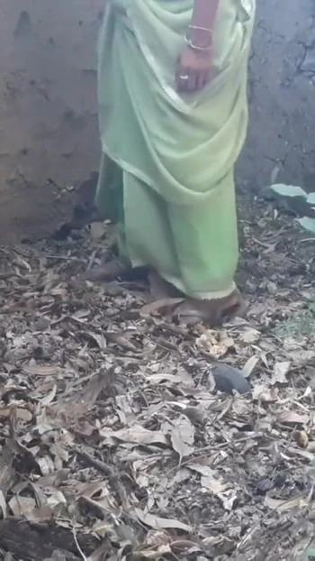 Обязательный для просмотра момент из "дези невестка делает мангал в джунглях в первый раз отсосала землю в рот с"