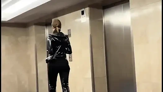 Bayan Eve otelde dinleniyor