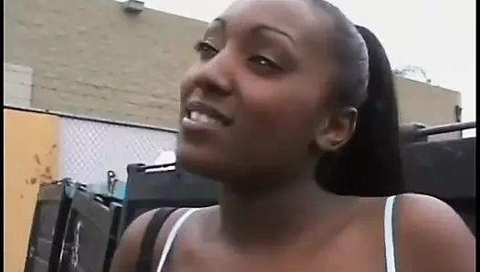 Büyük götlü genç kız vahşi bir yarağa bindikten sonra yüzüne boşalıyor