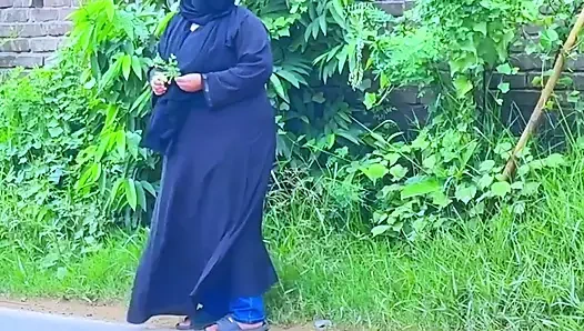 Arap ateşli üvey anne otel yatağında yoldan geldikten sonra azıyor ve büyük götünü görüyorum ve elle muameleye başlıyorum