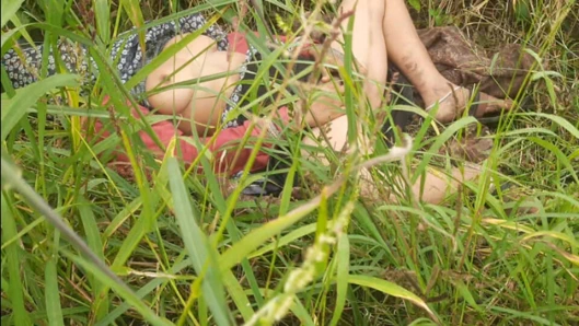 Hintli güzel üvey kayınbiraderi ki gharwali açık havada parmaklarını ve kayınbiraderi ile