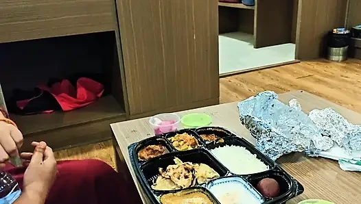 Otel yatak odasında sert seks vajinanın içine boşalıyor