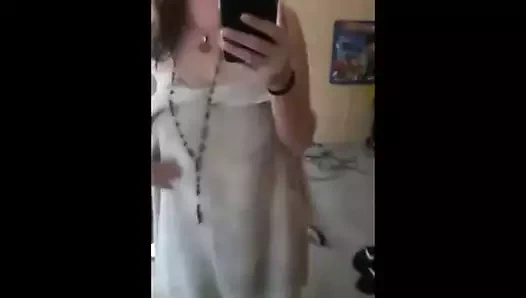 Sıcak beyaz civciv periskopta vücudunu göster