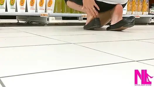 Conad mağazasında siyah dairelerde ayakla oynama ve yüzme