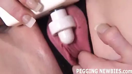 Bu büyük plastik horoz kıçına kadar gidiyor